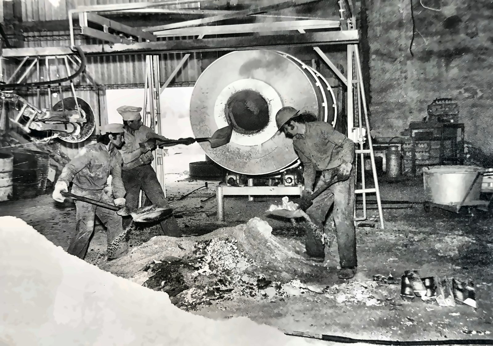 Operarios cargando el horno rotativo