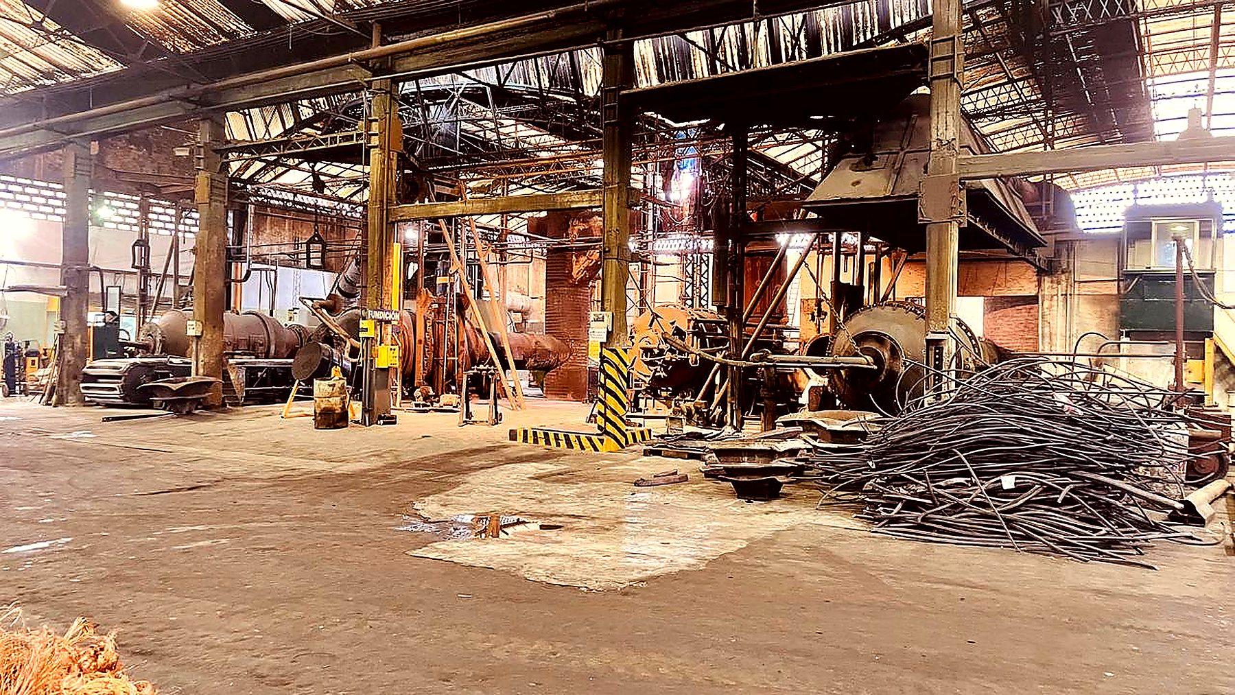 Nave de fundición con hornos rotativos